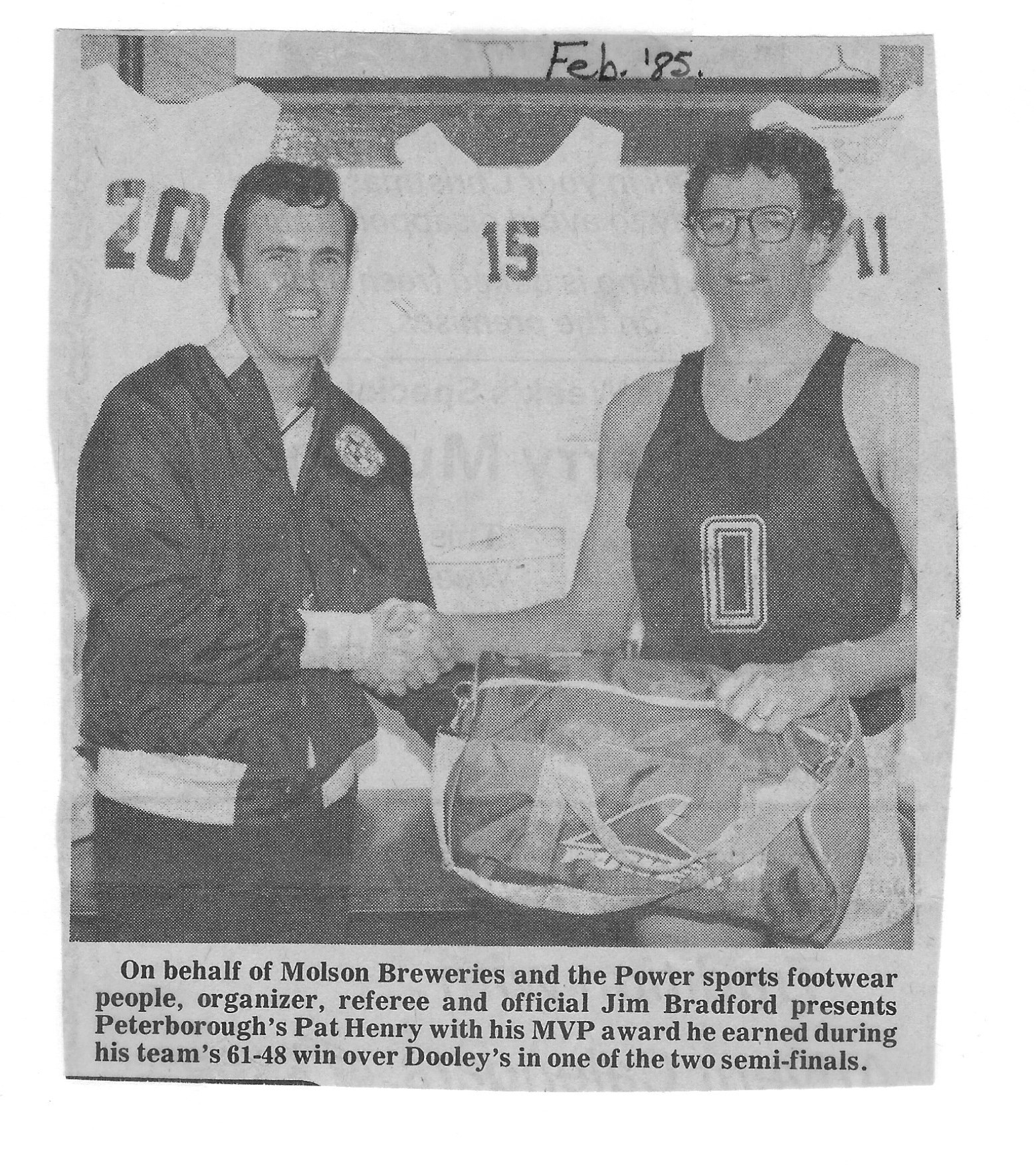 1985-02-01 Basketball -J Bradford presents MVP Award