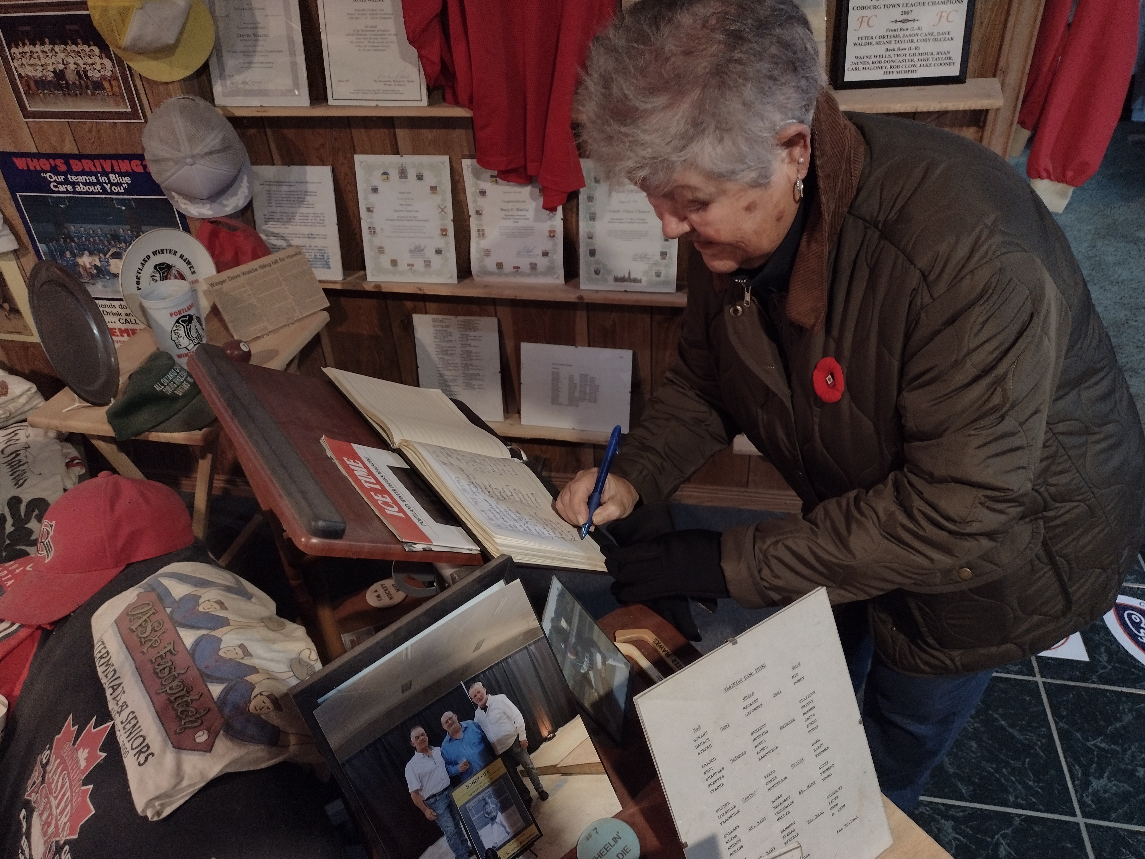DW011-CDSHF Prez Liz B signing Guest Book