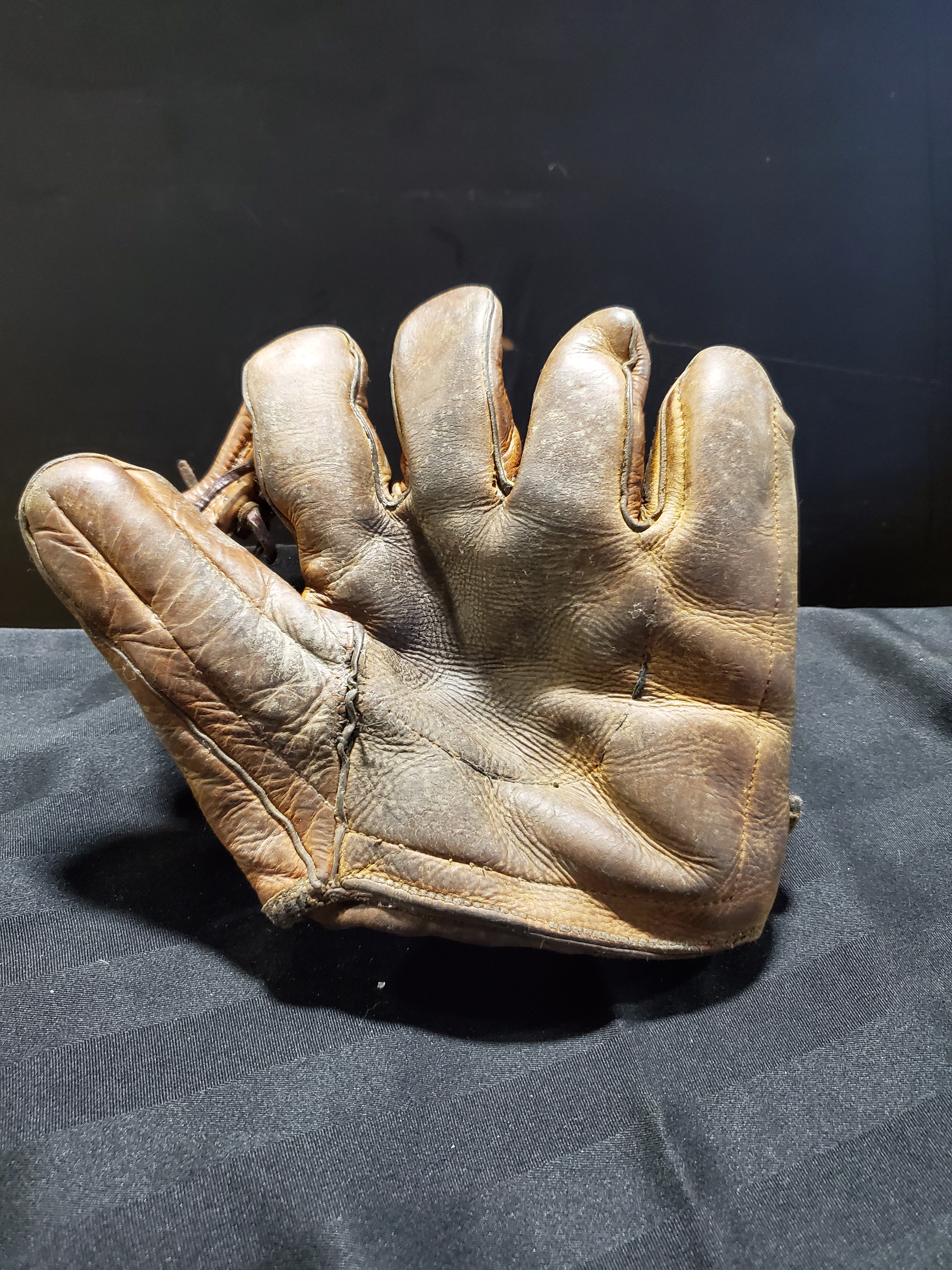 1950 leather ball glove Cobourg and District Sports Hall Of Fame