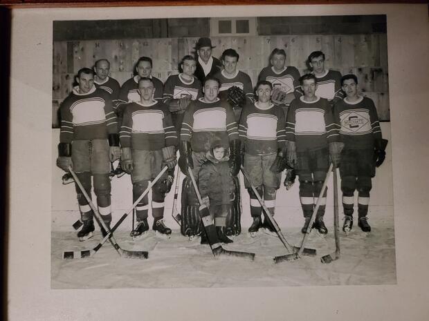 Neil Cane photo w-Cobourg Merchants hockey team