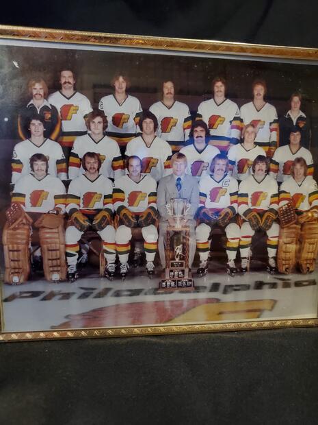 1978 Gord Brooks in Philadelphia Firebirds team photo wJohn B