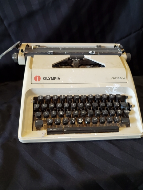 Typewriter used for many years by Layton Dodge