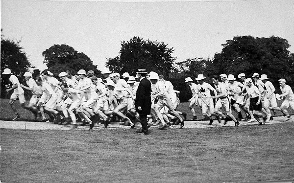 FS003-Fred Simpson with Olympic runners at race start