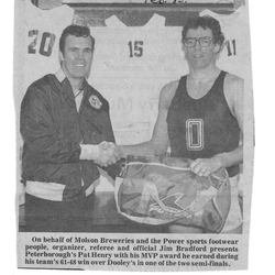 1985-02-01 Basketball -J Bradford presents MVP Award