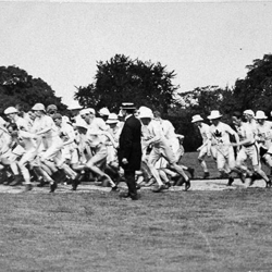 FS003-Fred Simpson with Olympic runners at race start