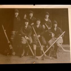 1923 Cobourg Ladies 6 member ice hockey team