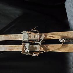 1940 wooden skis w-bindings