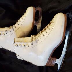 Figure skates ladies white with '9' on blade